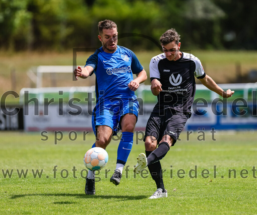2023-07-22_022_FC_Langengeisling_gegen_VfB_Eichstaett_II | Erding, Deutschland, 22.07.2023:
Fußball, Bezirksliga Oberbayern Ost 2023 / 2024, Testspiel, FC Langengeisling gegen VfB Eichstätt II, Endergebnis: 3:2

David Riederle (FC Langengeisling, #14), Nikola Capin (VFB Eichstätt, #11)

Foto: Christian Riedel / fotografie-riedel.net