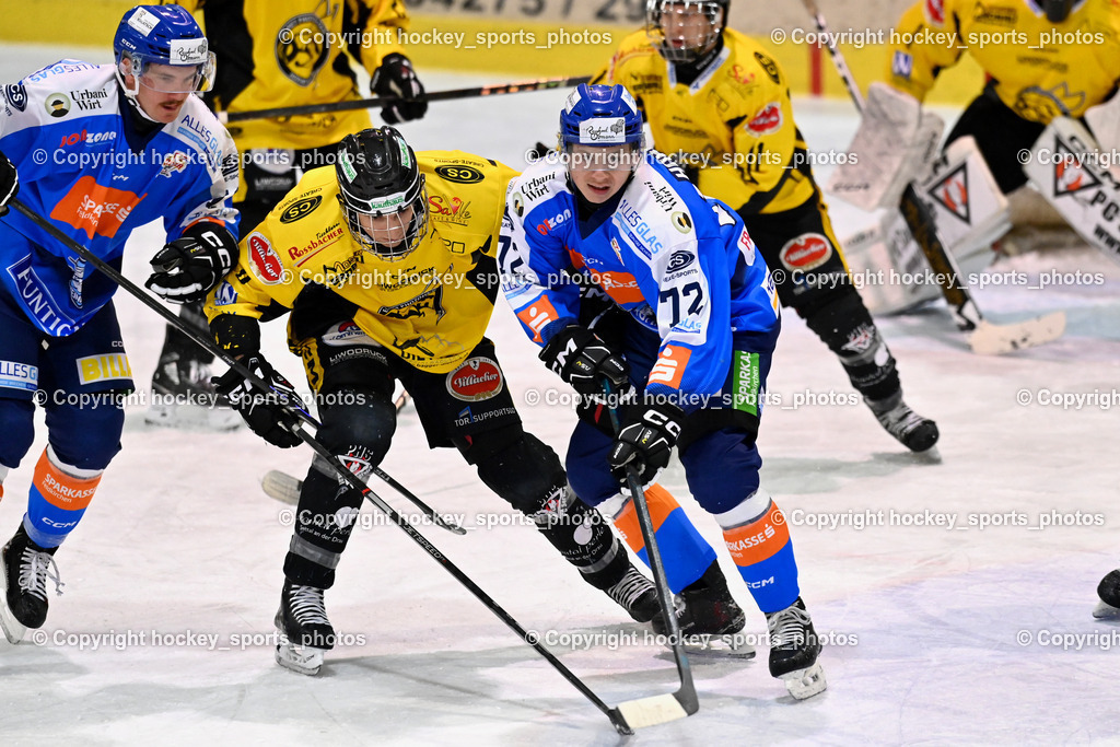 ESC SPARKASSE STEINDORF vs. MET PHOTOVOLTAIK HORNETS SPITTAL | #72 Hobitsch Samuel ESC Steindorf, #8 Komar Luca EC Hornets Spittal, #11 Kalan Luka ESC Steindorf, ESC SPARKASSE STEINDORF vs. MET PHOTOVOLTAIK HORNETS SPITTAL, ESC SPARKASSE STEINDORF vs. MET PHOTOVOLTAIK HORNETS SPITTAL am 22.11.2025 in Steindorf (Ossiachersee Halle), Austria, (Photo by Bernd Stefan)