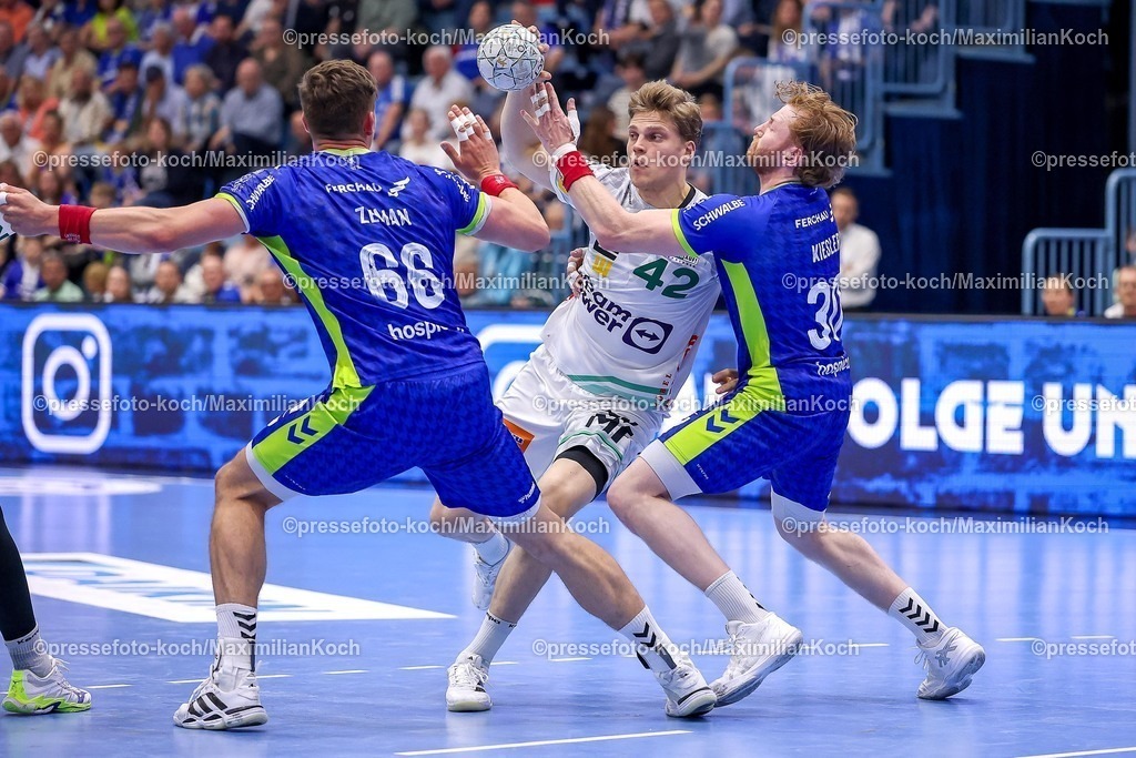 Gum30042601072 | 30.04.2026, Handball, 1. HBL, VfL Gummersbach - Frisch Auf! Göppingen, Saison 2025 / 2026 Herren, Schwalbe-Arena: xg42 wirft den Ball auf das Tor gegen Stepan Zeman (VfL Gummersbach #66) Tom Kiesler (VfL Gummersbach #30) 