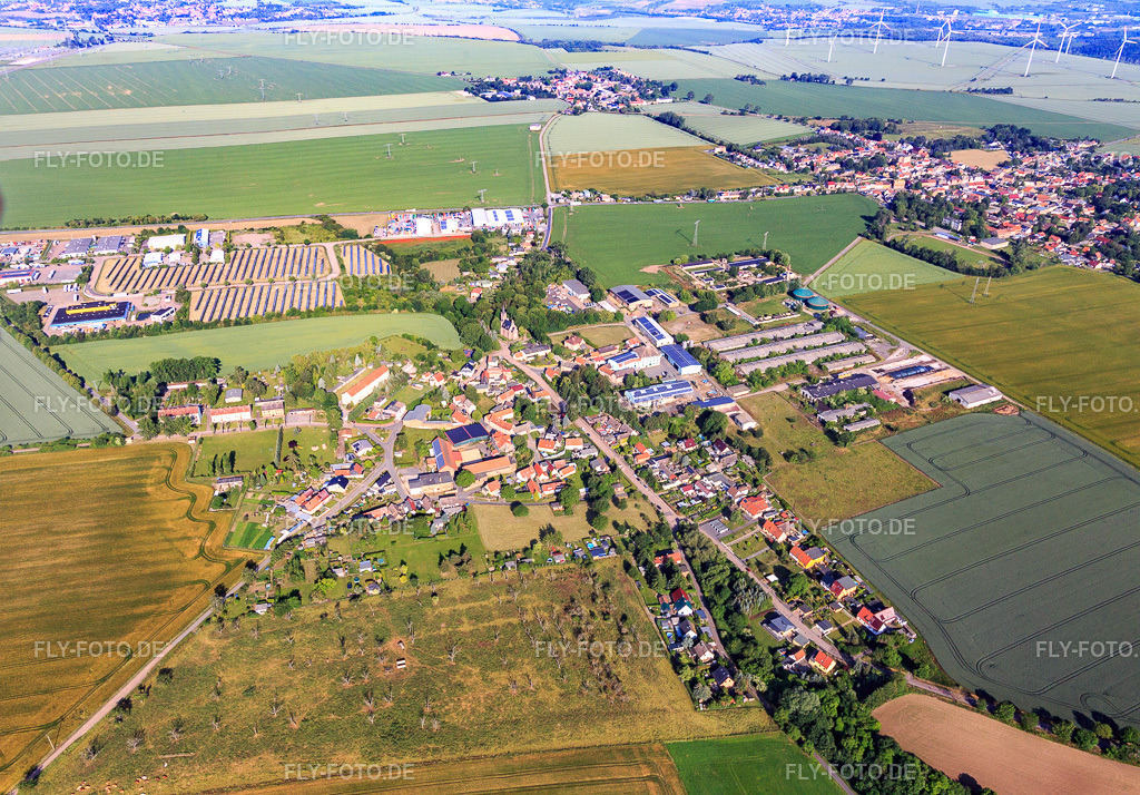 Dorfansicht aus Südosten mit ehemaliger Vitzthumsschacht | Luftbild: Dorfansicht aus Südosten mit ehemaliger Vitzthumsschacht im Ortsteil Hübitz in Gerbstedt im Bundesland Sachsen-Anhalt in Deutschland. Foto: IMG_148150.jpg vom 12.06.2025 durch Werner Riehm/FLY-FOTO.de - Realisiert mit Pictrs.com