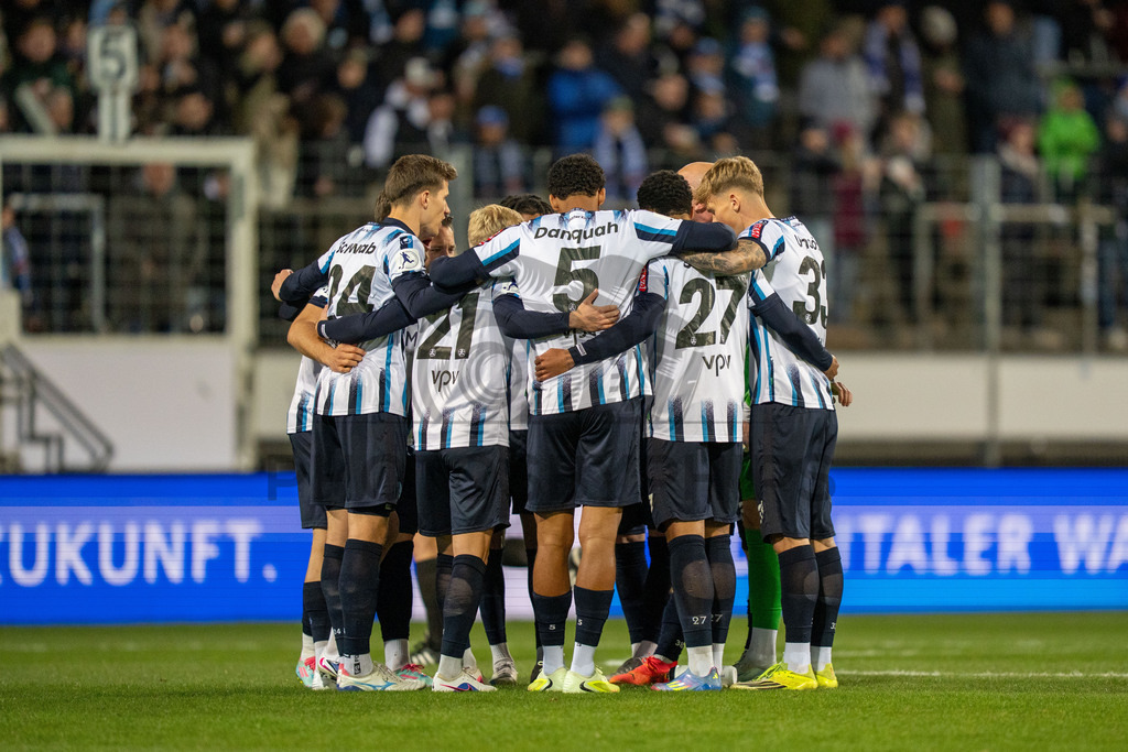 SV Stuttgarter Kickers vs. SGV Freiberg, Fussball, WFV-Pokal, Viertelfinale, 17.03.2026 | Mannschaftskreis SV Stuttgarter Kickers,SV Stuttgarter Kickers vs. SGV Freiberg, Fussball, WFV-Pokal, Viertelfinale, 17.03.2026Foto: photosbyphips/Philip Ziegler