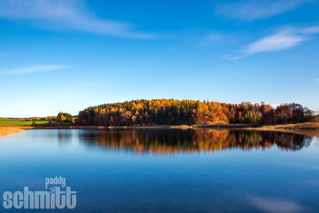 Wuhrmühle-Weiher im Herbst bei Waltershofen im Allgäu | Sanfte Landschaft, spiegelndes Wasser und die stille Weite des Allgäus – eingefangen am idyllischen Wuhrmühle-Weiher bei Waltershofen bei Herbststimmung. - Realisiert mit Pictrs.com