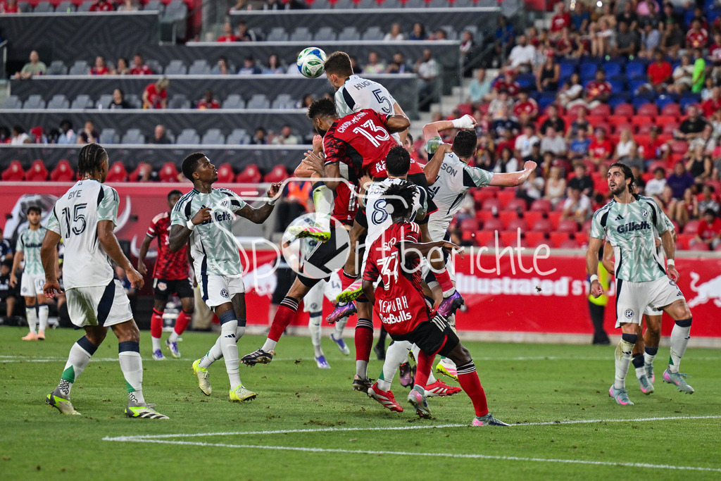 New York Red Bulls - New England Revolution | in dieser Szene gewinnt Keegan HUGHES (New England 5) das Kopfballduell gegen Eric Maxim CHOUPO-MOTING (New York 13) / Major League Soccer: New York Red Bulls - New England Revolution, Red Bull Arena am 16.07.2025
