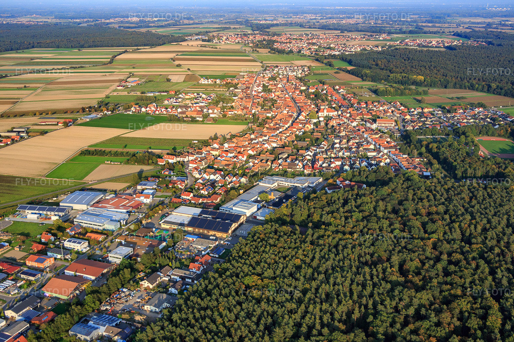 Luftbild: Ortsansicht von Südwesten in Hatzenbühl im Bundesland Rheinland-Pfalz in Deutschland. Foto: IMG_073897.jpg vom 03.10.2014 durch Werner Riehm/FLY-FOTO.deAuflösung des Originals: 5472 x 3648 px