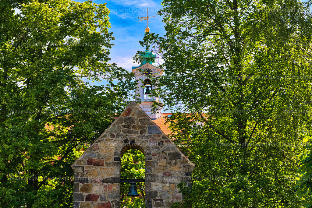 Herrnhut mit Glöckentürmchen und Kirchsaal | Historischer Kirchsaal in Herrnhut – schlichte, elegante Architektur und eine besondere Atmosphäre, die die Geschichte und Tradition der Herrnhuter Brüdergemeine widerspiegelt. Herrnhut ist eine Stadt im sächsischen Landkreis Görlitz in der Oberlausitz. Zentral zwischen den Städten Löbau und Zittau gelegen, ist sie als Gründungsort der Herrnhuter Brüdergemeine, durch die Produktion der Herrnhuter Sterne und internationale Missionsarbeit bekannt. - Realisiert mit Pictrs.com