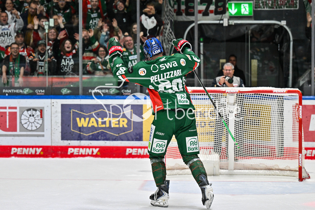 Augsburger Panther - Löwen Frankfurt | Die Speiler der Augsburger Panther feiern zusammen mit den Fans den Heimsieg gegen Frankfurt - Liron PELLIZZARI (Augsburger Panther 60) - beim match zwischen den Augsburger Panthern und den Löwen Frankfurt am 8. Spieltag der Penny DEL im Curt Frenzel Stadion am 19.10.2025