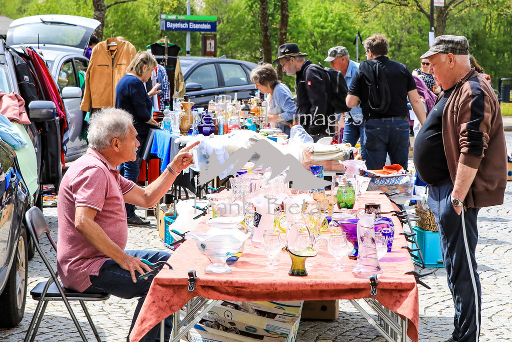 OE7A5552 | Spaß, reden und feilschen gehört zum Treiben auf dem Flohmarkt