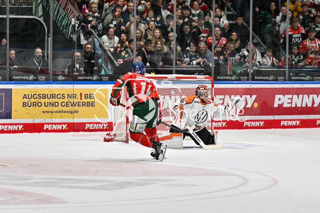 Augsburger Panther - Grizzlys Wolfsburg | in dieser Szene erzielt D. J. BUSDEKER (Augsburger Panther 14) den Siegtreffer zum 2-1 in der Verlängerung / Tor / Torschuetze / Freude / Happy / DEL: Augsburger Panther - Grizzlys Wolfsburg; Curt Frenzel Stadion am 10.10.2025
