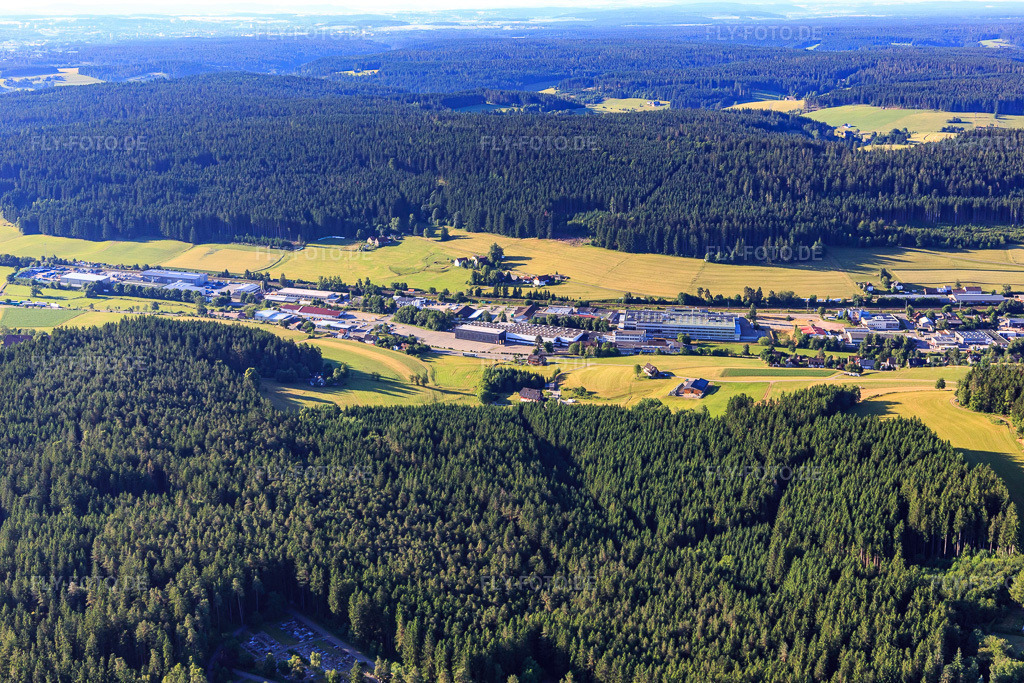 Luftbild: Industriegebiet Industriestraße von Süden im Ortsteil Saint Georgen im Schwarzwald in St. Georgen im Schwarzwald im Bundesland Baden-Württemberg in Deutschland. Foto: IMG_149181.jpg vom 29.06.2025 durch Werner Riehm/FLY-FOTO.de