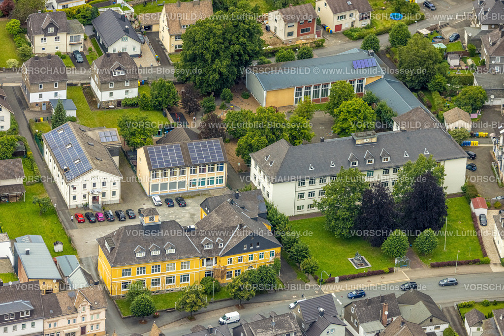 BadLaasphe240709466 | Luftbild, Städt. Grundschule und Haus der Jugend, Bad Laasphe, Wittgensteiner Land, Nordrhein-Westfalen, Deutschland