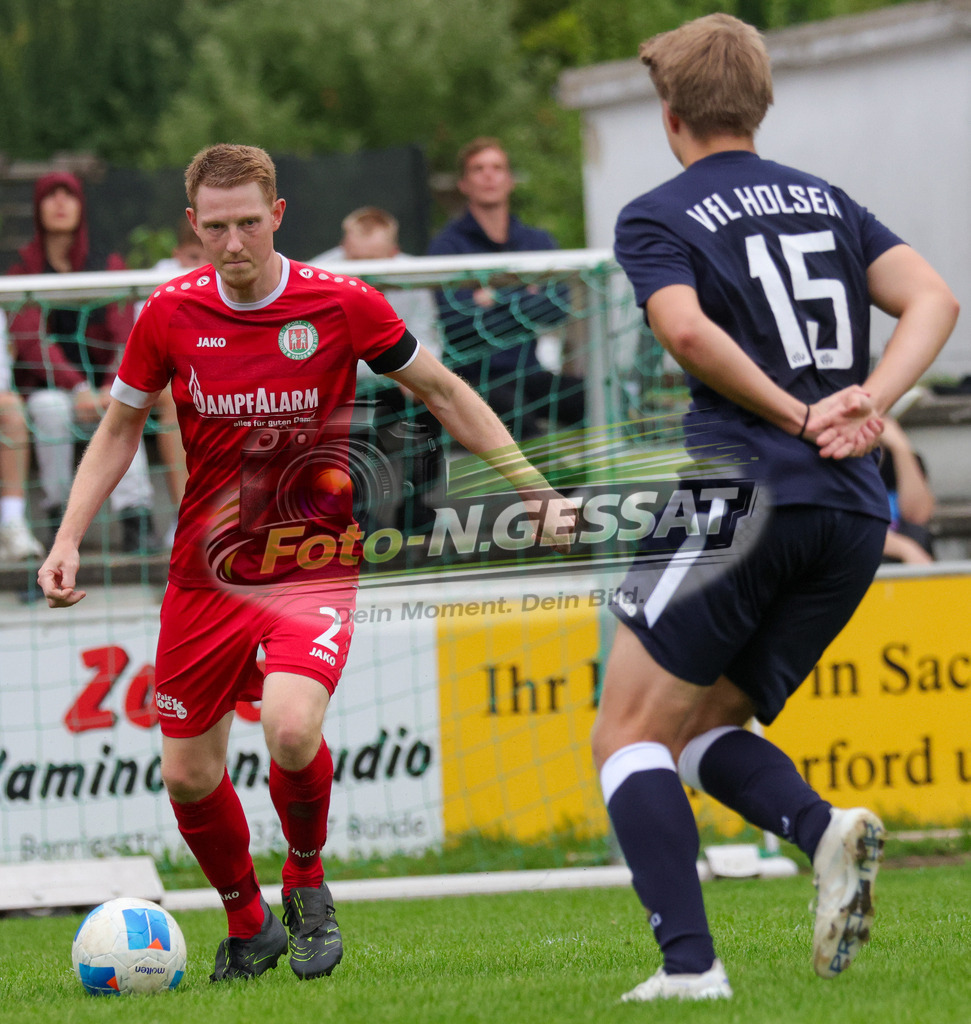 Bünder SV - VfL Holsen | Auf dem Bild zu sehen: rot Bünder SV: Tobias Zwiener ; blau VfL Holsen: Jannis Wippermann Bünder SV, VfL Holsen, Saison 26/27, Kreisliga A, Bünde, Deutschland - Realisiert mit Pictrs.com