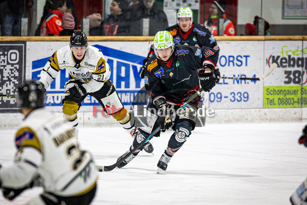 Peißenberg MINERS gegen ERSC Amberg | Eishockey Bayernliga 2025/26 Vorrunde 18. Spieltag, Peißenberg MINERS gegen ERSC Amberg, 20251212,Valentin HÖRNDL (MINERS 18) in Aktion,2025-12-12 in Peißenberg (flatbuy Arena Peißenberg), Valentin HÖRNDL (MINERS 18)Copyright: WolfgangxLindner www.foto-lindner.de