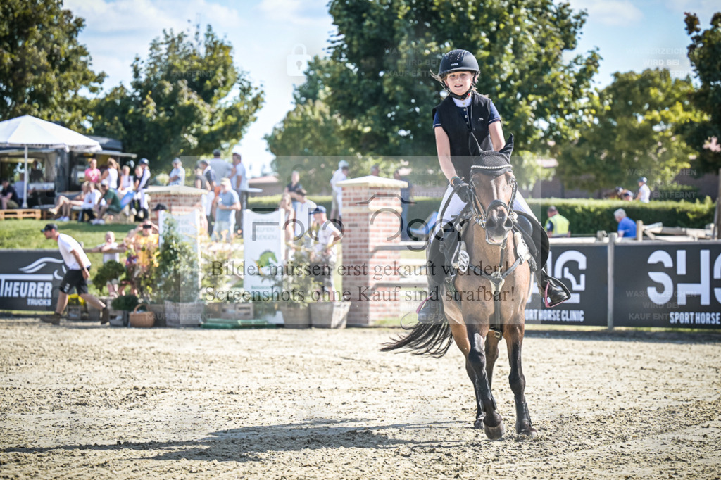 DOS_1047 | Entdecke hochwertige Reitturnierfotos von Foto Oger. Professionell, emotional und authentisch – jetzt Lieblingsmomente im Shop bestellen. - Realisiert mit Pictrs.com