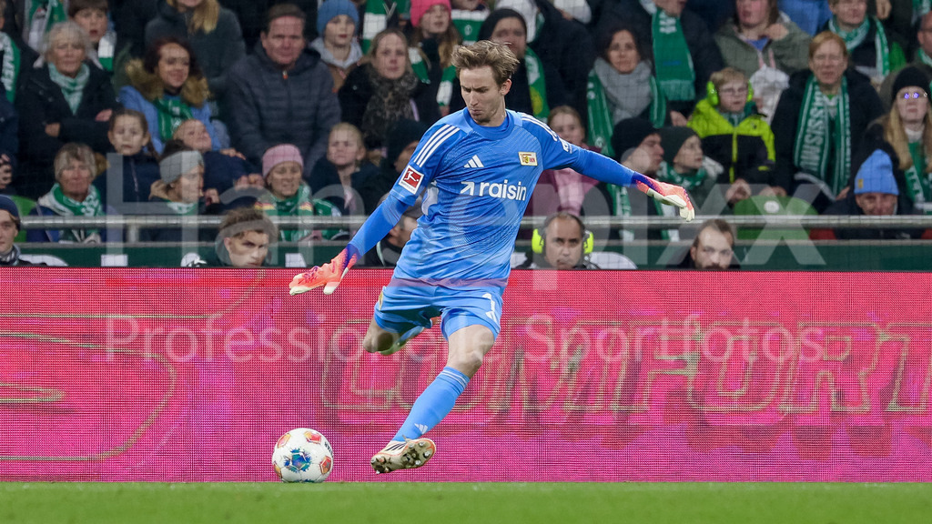 Fussball, Bundesliga, SV Werder Bremen - 1. FC Union Berlin | Frederik Rönnow (Torwart, 1. FC Union Berlin, 1) am Ball, Freisteller, Einzelbild, Ganzkörper, Aktion, Action, Spielszene, DIE DFL-RICHTLINIEN UNTERSAGEN JEGLICHE NUTZUNG VON FOTOS ALS SEQUENZBILDER UND/ODER VIDEOÄHNLICHE FOTOSTRECKEN. DFL REGULATIONS PROHIBIT ANY USE OF PHOTOGRAPHS AS IMAGE SEQUENCES AND/OR QUASI-VIDEO.