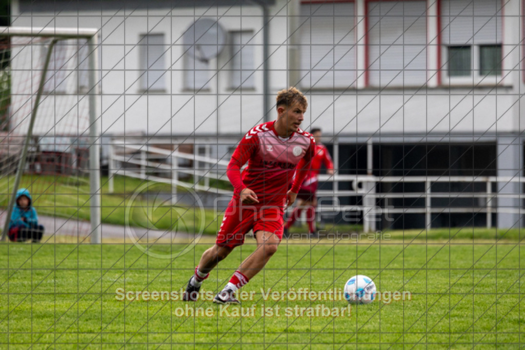 20250504_160725_0088 | #,TB Holzheim (weiß) vs. 1.FC Donzdorf II (rot), Fussball, Kreisliga B10 - Bezirk Neckar/Fils, 25. Spieltag, Saison 2024/2025, Jura-Rasensportplatz, Manzenstraße 60, 73037 Göppingen, 04.05.2025 - 15:00 Uhr,Foto: PhotoPeet-Sportfotografie/Peter Harich