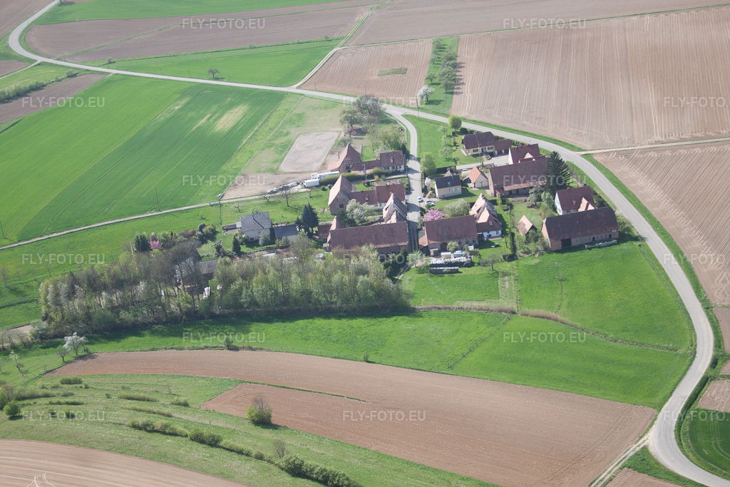 Vue aérienne: Vue de la ville à Schleithal dans le département Bas Rhin, France. Photo: IMG_39440.jpg prise le 10/04/2011 par Werner Riehm/FLY-FOTO.eu – Résolution de l'original: 4752 x 3168 px