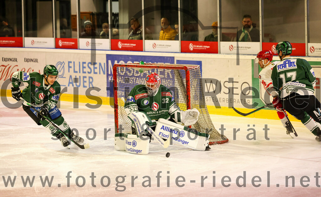 2023-10-20_041_TSV_Erding_gegen_EHC_Klostersee | Erding, Deutschland, 20.10.2023:.Eishockey, Bayernliga Vorrunde 2023 / 2024, 2. Spieltag, TSV Erding gegen EHC Klostersee, Endergebnis: ..Torwart Dimitri Pätzold (Erding Gladiators, #32), Simon Roeder (EHC Klostersee, #10), Elia Ostwald (Erding Gladiators, #17)..Foto: Christian Riedel / fotografie-riedel.net