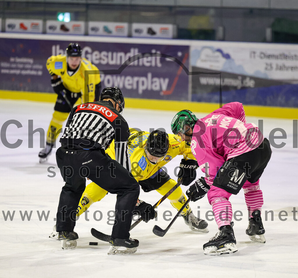 2025-10-10_091_TSV_Erding_gegen_onesto_Tigers_Bayreuth | Erding, Deutschland, 10.10.2025:Eishockey, Oberliga Süd 2025 / 2026, 7. Spieltag, TSV Erding gegen onesto Tigers Bayreuth, Endergebnis: 2:5Alexander Barber (onesto Tigers Bayreuth, #6), Philipp Michl (Erding Gladiators, #77)Foto: Christian Riedel / fotografie-riedel.net