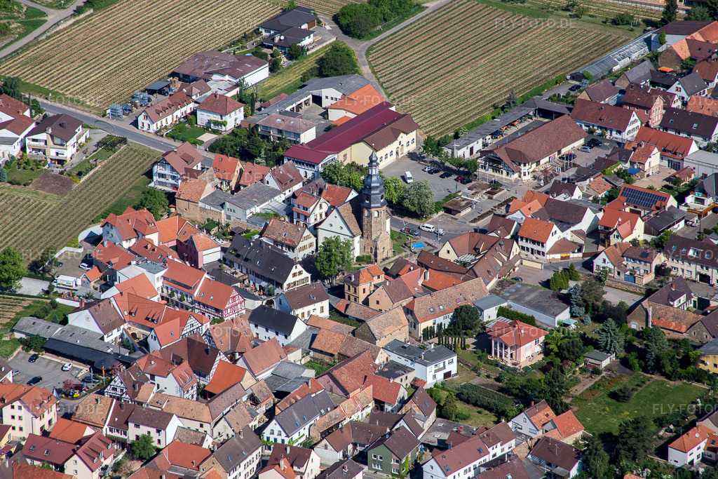 Luftbild: Kirchengebäude im Dorfkern in Kallstadt im Bundesland Rheinland-Pfalz in Deutschland. Foto: IMG_078722.jpg vom 13.05.2015 durch Werner Riehm/FLY-FOTO.de