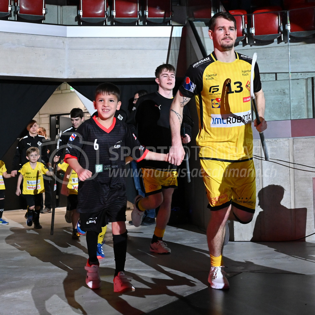 HC Rychenberg vs Floorball Köniz - 18. Dezember 2022 | HC Rychenberg vs Floorball Köniz
AXA Arena, Winterthur
Claudio Mutter (#13 HC Rychenberg) mit Einlaufkid.
Bild: Sportfotografie Markus Aeschimann | www.markus-aeschimann.ch - Realisiert mit Pictrs.com