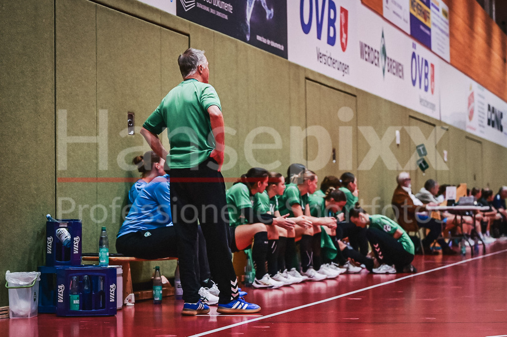 Handball, 2. Bundesliga Frauen, SV Werder Bremen - TuS Lintfort | v.li.: Radek Lewicki (Radoslaw, Co-Trainer, SV Werder Bremen) steht am Spielfeldrand. Die Spielerinnen auf der Bank im Hintergrund