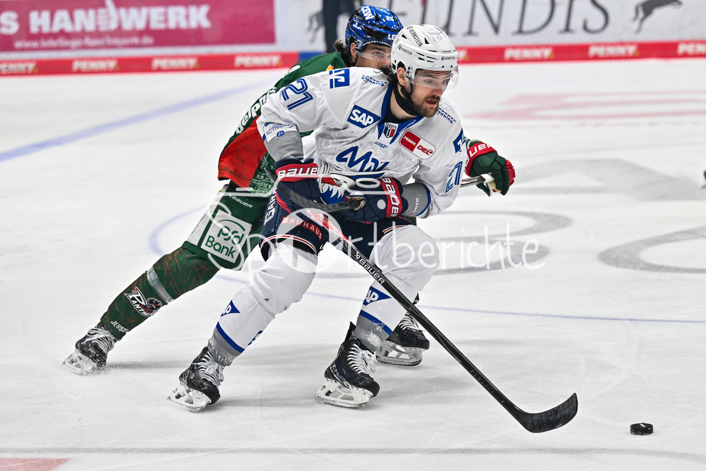 Augsburger Panther - Adler Mannheim | AUGSBURG, GERMANY - 28. DECEMBER: im Duell Christian HANKE (Augsburger Panther 25) und Kais BENNETT (Adler Mannheim 21) während dem Match zwischen den Augsburger Panthern und den Adler Mannehim am 33. Spieltag der Penny DEL im Curt Frenzel Stadion
