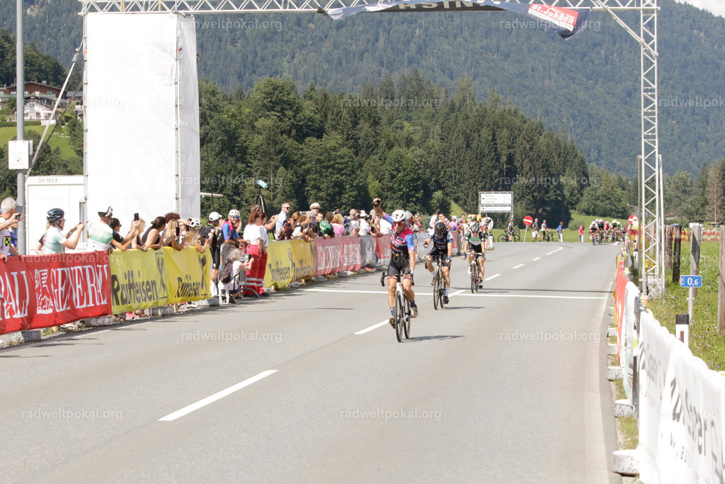 1060_20230817_Bewerb_Maenner_Muehlanger | AUT - OESTERREICH, 2023-08-16: SPORT RENNRAD-FAHREN - 55. INTERNATIONALER RADWELTPOKAL IN ST. JOHANN IN TIROL  - Vintage-Radrennen mit WM-Bronze-Medaillen-Siegerin Christina Schweinberger, den Teilnehmer und Alexander Baumann (vom Orginastions-Team) - TAG 2 BEWERB MAENNER IN SECHS GRUPPEN  ; Foto: Roland Muehlanger