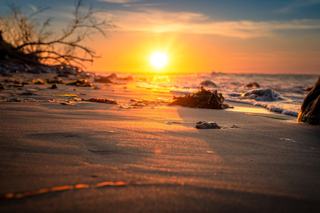 Sundowner | Traumhafter Sonnenuntergang am Strand vor der Stohler Steilküste.