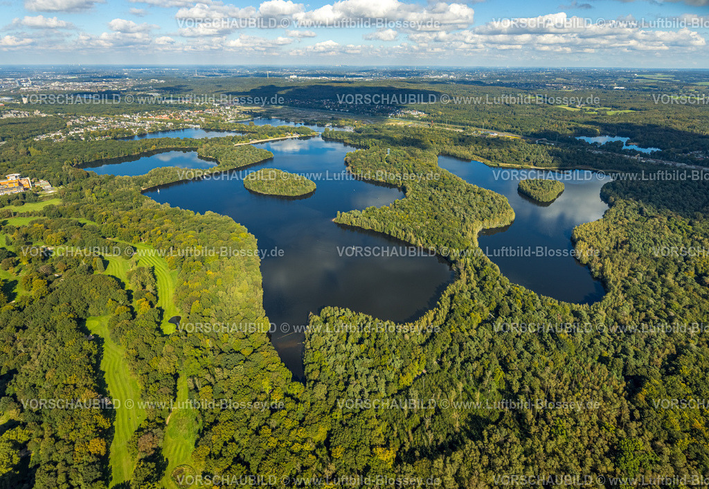 Duisburg241003120 | Luftbild, Sechs-Seen-Platte, Wald und Segelboot, hinten der ehemalige Rangierbahnhof, Fernsicht und blauer Himmel mit Wolken, Wedau, Duisburg, Ruhrgebiet, Nordrhein-Westfalen, Deutschland