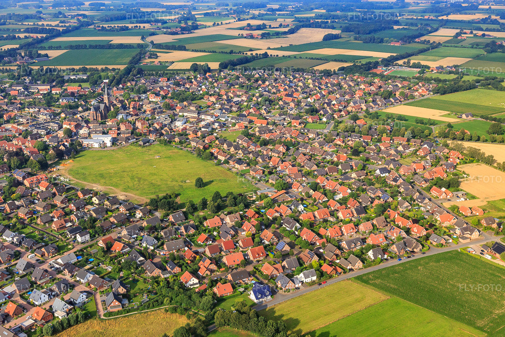 Luftbild: Ortsansicht aus Norden im Ortsteil Weseke in Borken im Bundesland Nordrhein-Westfalen in Deutschland. Foto: IMG_008261.jpg vom 18.07.2020 durch Werner Riehm/FLY-FOTO.de