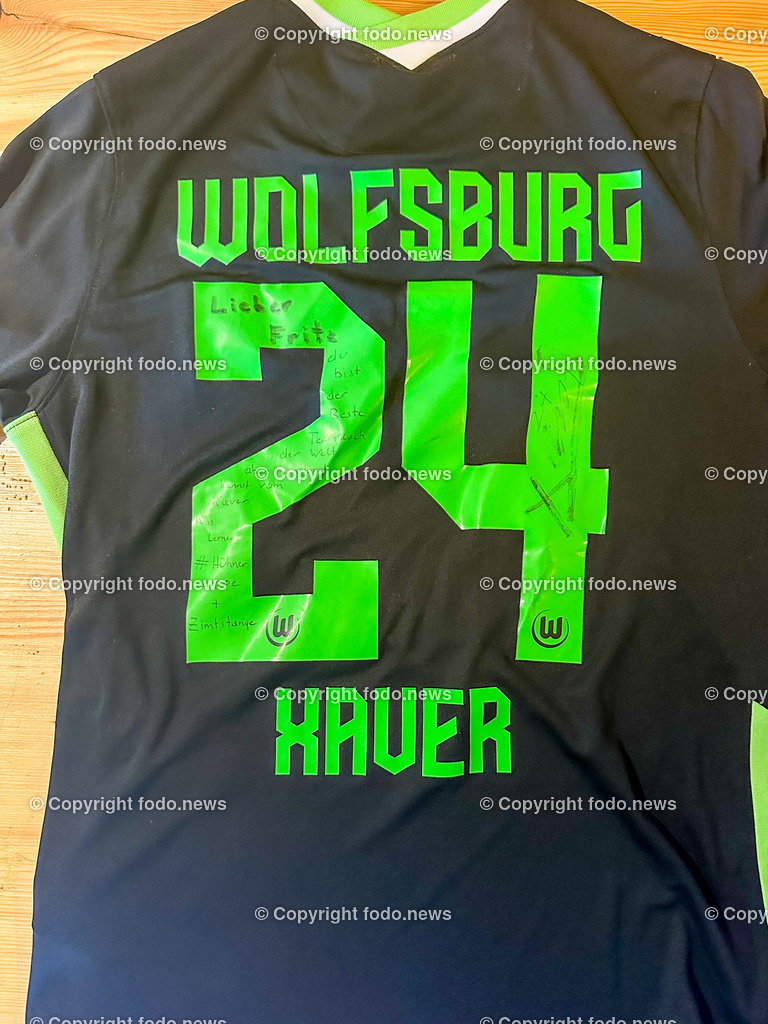 Steegwirt_ Fritz Grampelhuber_ 08.06.2024-62 | 08.06.2024, Bad Goisern, AUT, Steegwirt, im Bild Fritz Grampelhuber (Steegwirt, Haubenkoch, OEFB Teamkoch) mit einem persoenlichen Trikot von Xaver Schlager