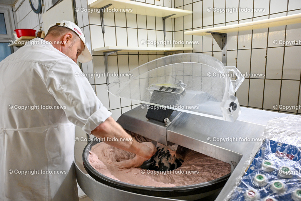 Fleischerei Fischelmaier_ Pabneukirchen_ 03.04.2024-16 | 03.04.2024, Pabneukirchen, AUT, Fleischerei Fischelmaier, im Bild Wurstproduktion, Wurstmaschine