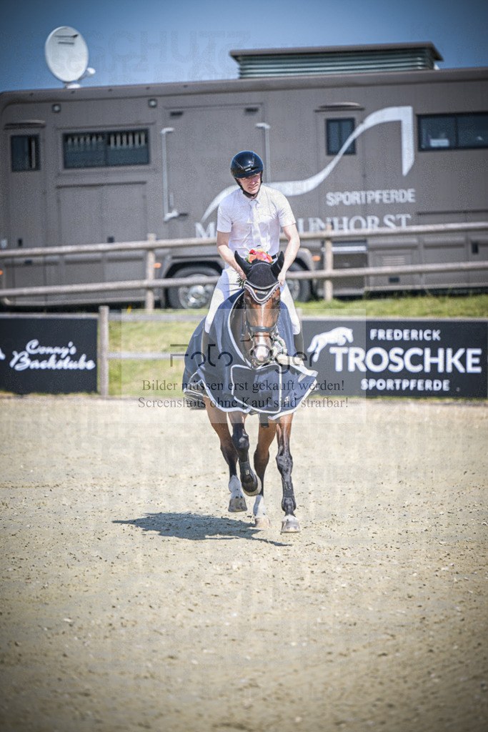 DOS_0085 | Entdecke hochwertige Reitturnierfotos von Foto Oger. Professionell, emotional und authentisch – jetzt Lieblingsmomente im Shop bestellen.Deutschlandweite Turnierfotografie. - Realisiert mit Pictrs.com