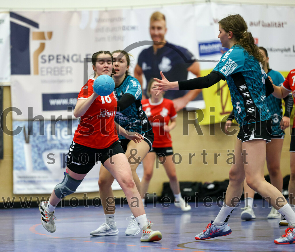 2022-11-27_123_SV_Anzing_gegen_HT_Muenchen_II | Anzing, Deutschland, 27.11.2022:
Handball, Bezirksliga 2022 / 2023, 7. Spieltag, SV Anzing gegen HT München II, Endergebnis: 28:32

Virag Varga (SV Anzing, #18), Helenea Klingshirn (HT München, #10), Paulina Ledermann (HT München, #5)

Foto: Christian Riedel / fotografie-riedel.net