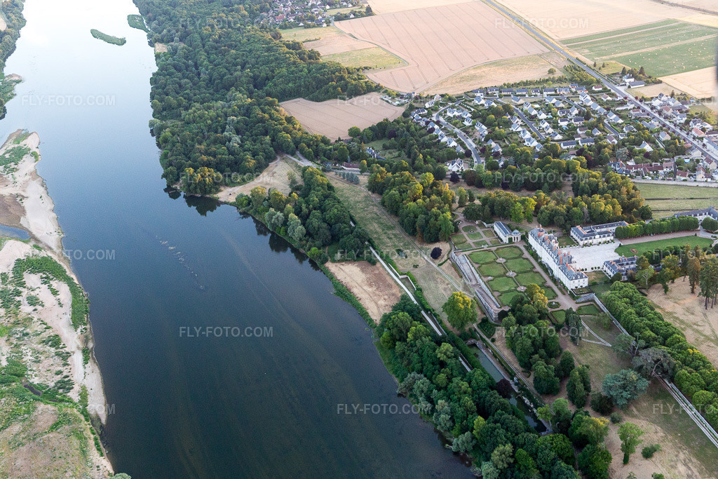 Aerial view: View of the town in Menars in the state Loir et Cher, France.Photo: IMG_101073.jpg taken on 06/23/2017 by Werner Riehm/FLY-FOTO.comResolution of the original: 4798 x 3199 px