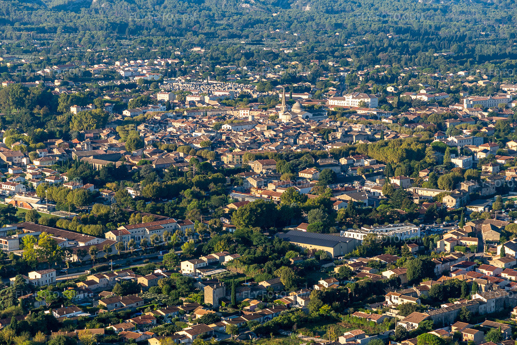 Aerial view: View of the town in Saint-Rémy-de-Provence in the state Bouches du Rhone, France. – Photo: IMG_129613.jpg taken on 09/23/2021 by Werner Riehm/FLY-FOTO.com – Resolution of the original: 5472 x 3648 px