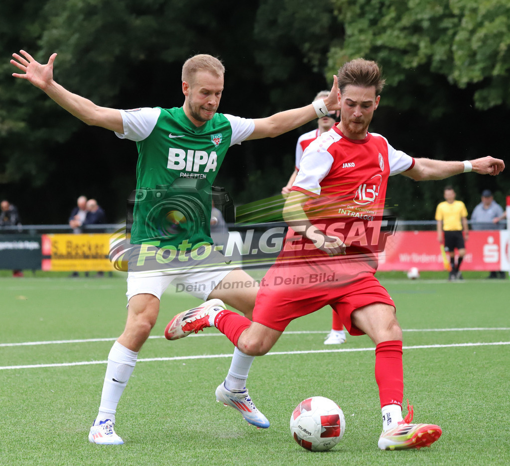 FC RW Kirchlengern - TuS Dornberg | Auf dem Bild zu sehen: rot FC RW Kirchlengern: Levin Güzelel ; grün TuS Dornberg: Jannis BöltFC RW Kirchlengern, TuS Dornberg, Saison 25/26, Landesliga, Kirchlengern, Deutschland - Realisiert mit Pictrs.com