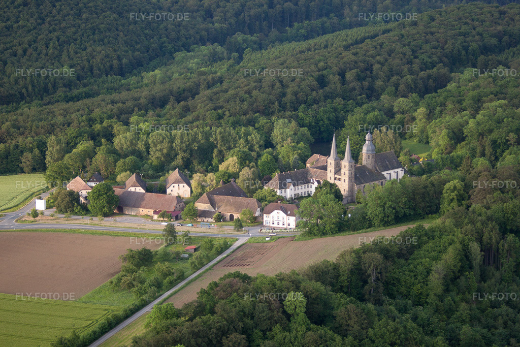 Luftbild: Gebäudekomplex des Klosters Abtei Marienmünster im Ortsteil Münsterbrock in Marienmünster im Bundesland Nordrhein-Westfalen in Deutschland. Foto: IMG_65490.jpg vom 24.05.2014 durch Werner Riehm/FLY-FOTO.de