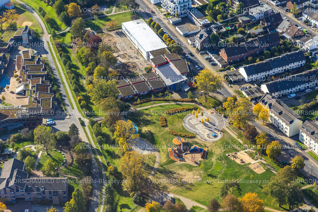 Moers221004123 | Luftbild, Westerbruchgraben, St. Marien-Schule, Sport und Spielplatz, Moers-Hochstraß, Moers, Ruhrgebiet, Nordrhein-Westfalen, Deutschland