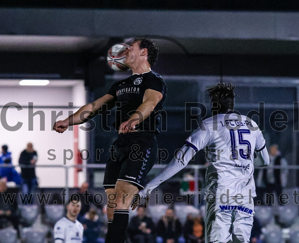 2024-03-15_089_FC_Schwaig_gegen_1_FC_Garmisch-Partenkirchen | Oberding, Deutschland, 15.03.2024:
Fußball, Landesliga Südost 2023 / 2024, 25. Spieltag, FC Schwaig gegen 1. FC Garmisch-Partenkirchen, Endergebnis: 4:0

Markus Straßer (FC Schwaig, #11), Mouhamadou Ndiaye (1. FC Garmisch-Partenkirchen, #15)

Foto: Christian Riedel / fotografie-riedel.net