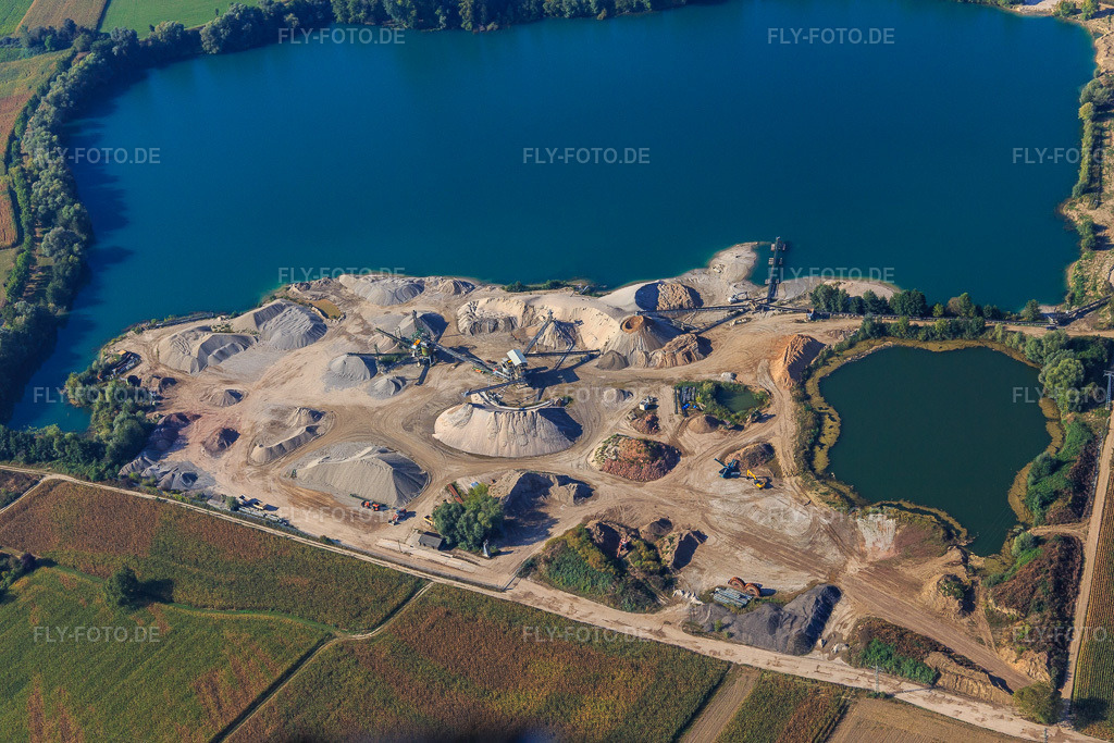 Luftbild: Baggersee und Firmengelände der Pfadt GmbH Kieswerk-Baustoffe in Leimersheim im Bundesland Rheinland-Pfalz in Deutschland. Foto: IMG_094873.jpg vom 24.09.2016 durch Werner Riehm/FLY-FOTO.dePfadt GmbH | Kieskutscher