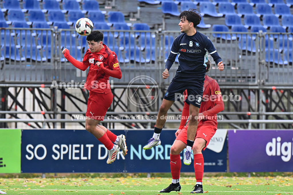 FC Kilia Kiel vs SC Rapid Lübeck | Selim Cetintürk (Kilia #33) vs Leon Bilic (Rapid #8) / Fußball-Oberliga Männer 2026/2027 / FC Kilia Kiel vs SC Rapid Lübeck / Kilia Sportplatz / Kiel / 24.10.26 - Realisiert mit Pictrs.com