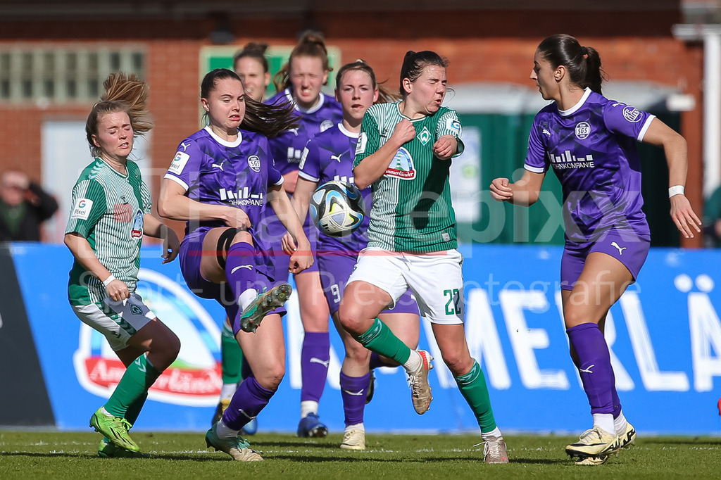 Fussball, Google Pixel Frauen-Bundesliga, SV Werder Bremen - SGS Essen | v.li.: Lilli Purtscheller (SGS Essen, 7) und Rieke Dieckmann (SV Werder Bremen, 22) im Zweikampf, Duell, Dynamik, Aktion, Action, Spielszene, DIE DFB-RICHTLINIEN UNTERSAGEN JEGLICHE NUTZUNG VON FOTOS ALS SEQUENZBILDER UND/ODER VIDEOÄHNLICHE FOTOSTRECKEN. DFB REGULATIONS PROHIBIT ANY USE OF PHOTOGRAPHS AS IMAGE SEQUENCES AND/OR QUASI-VIDEO.