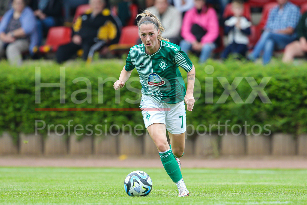 Fussball, Testspiel Frauen, Borussia Mönchengladbach - SV Werder Bremen | v.li.: Lisa Josten (SV Werder Bremen, 7) Freisteller, Einzelbild, Ganzkörper, Aktion, Action, Spielszene