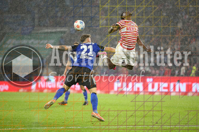 1. FC Köln vs Hamburger SV - 1. Bundesliga | Köln, Deutschland, 02.11.25:   Nicolai Remberg (Hamburger SV) und Ragnar Ache (1. FC Köln) im Kampf um den Ball waehrend des Spiels der Bundesliga zwischen  1. FC Köln vs Hamburger SV in der RheinEnergieStadion(Foto von Brauer-Fotoagentur / Adrian Schlueter)