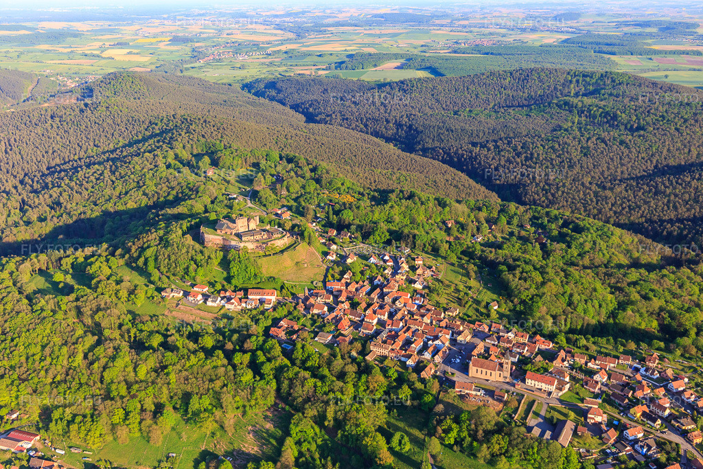 Vue aérienne: Vue de la ville dans les Vosges du Nord depuis le nord-ouest avec l'église Notre-Dame-Marie-Auxilliatrice en contrebas du château de Lichtenberg à Lichtenberg dans le département Bas Rhin, France. Photo: IMG_145808.jpg prise le 30/04/2025 par Werner Riehm/FLY-FOTO.euRésolution de l'original: 5472 x 3648 pxVisiter le château de Lichtenberg dans les Vosges du Nord - Alsace