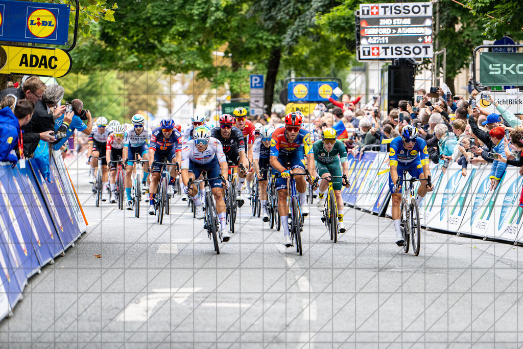 DeutschlandTour 2025 | Etappe 2 - Arnsberg (Ziel) | //  22.08.25: DeutschlandTour 2025 | Etappe 2 - Arnsberg (Ziel) / Arnsberg / Deutschland  //   CREDIT:www.bullenfotos.de, Martin König, Hörner Weg 40, D-49078 Osnabrück, +4917663732967 // Nutzung und Weitergabe nur zu den vereinbarten Zwecken. Presseanfragen an Ersteller. Alle Rechte beim Ersteller. Honorierung nach MFM. - Realisiert mit Pictrs.com
