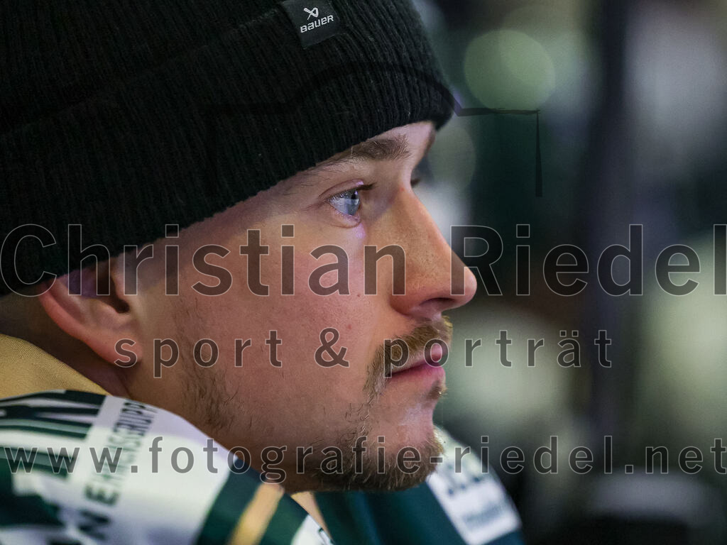 2025-11-25_076_TSV_Erding_gegen_EHF_Passau_Black_Hawks | Erding, Deutschland, 25.11.2025:Eishockey, Oberliga Süd 2025 / 2026, 20. Spieltag, TSV Erding gegen EHF Passau Black Hawks, Endergebnis: 2:3 n.V.Torwart David Zabolotny (Erding Gladiators, #72)Foto: Christian Riedel / fotografie-riedel.net