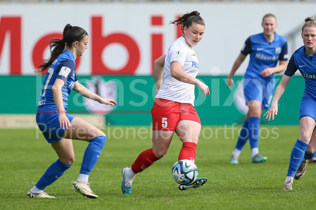 Fussball, 2. Frauen-Bundesliga, SV Meppen - SC Sand | v.li.: Vildan Kardesler (SV Meppen, 27) und Amelie Bohnen (SC Sand, 5) im Zweikampf, Duell, Dynamik, Aktion, Action, Spielszene, DIE DFB-RICHTLINIEN UNTERSAGEN JEGLICHE NUTZUNG VON FOTOS ALS SEQUENZBILDER UND/ODER VIDEOÄHNLICHE FOTOSTRECKEN. DFB REGULATIONS PROHIBIT ANY USE OF PHOTOGRAPHS AS IMAGE SEQUENCES AND/OR QUASI-VIDEO.