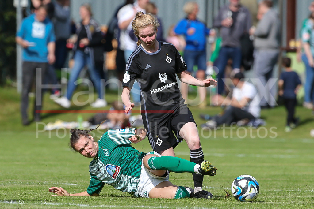 Fussball, Testspiel Frauen, Hamburger SV - SV Werder Bremen | v.li.: Sophie Weidauer (SV Werder Bremen, 9) und Jacueline Dönges (Hamburger SV, 21) im Zweikampf, Duell, Dynamik, Aktion, Action, Spielszene